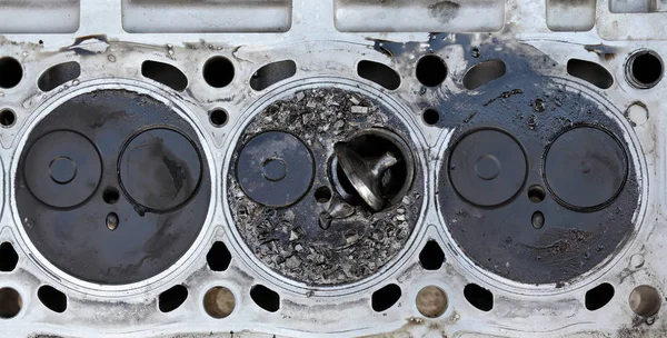 Αυτοκίνητο Κινητήρα Κυλινδροκεφαλή Σπασμένα Βαλβίδα Δύο Βαλβίδα Κατασκευή — Φωτογραφία Αρχείου
