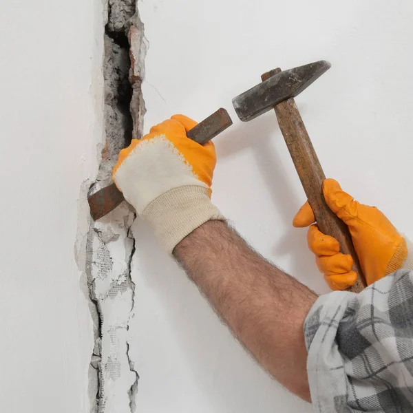 用凿刀锤施工工人在砖墙上拆除洞 — 图库照片