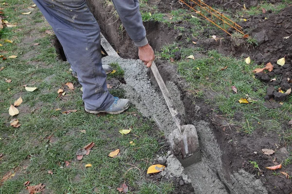 Werknemer Verplaatsen Van Beton Een Greppel Van Stichting Met Schop — Stockfoto