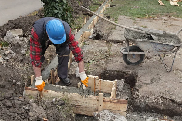 Worker Spreading Concrete Formwork Wall Foundation Using Trowel Real People — Stock Photo, Image