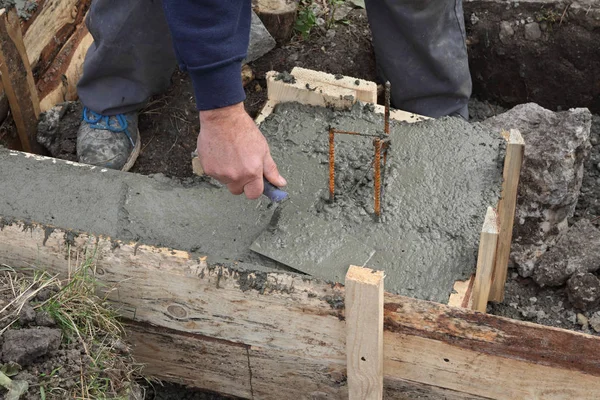 Worker Spreading Concrete Formwork Wall Foundation Using Trowel Real People — Stock Photo, Image