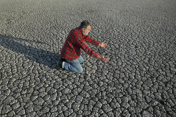 Uomo Disperato Inginocchiato Terra Crepa Secca Dopo Siccità Disastro Naturale — Foto Stock