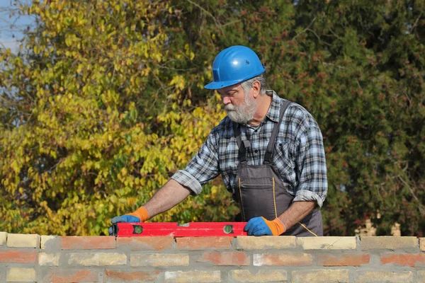 Parete Mattoni Controllo Del Lavoratore Utilizzando Strumento Livello Persone Reali — Foto Stock