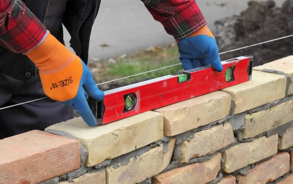 Muro Ladrillo Control Trabajador Usando Herramienta Nivel Enfoque Selectivo Personas — Foto de Stock