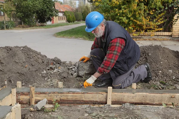 Trabajador Esparciendo Hormigón Encofrado Para Cimentación Pared Utilizando Paleta Personas — Foto de Stock