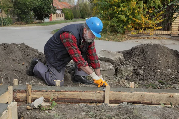 Trabajador Esparciendo Hormigón Encofrado Para Cimentación Pared Utilizando Paleta Personas — Foto de Stock