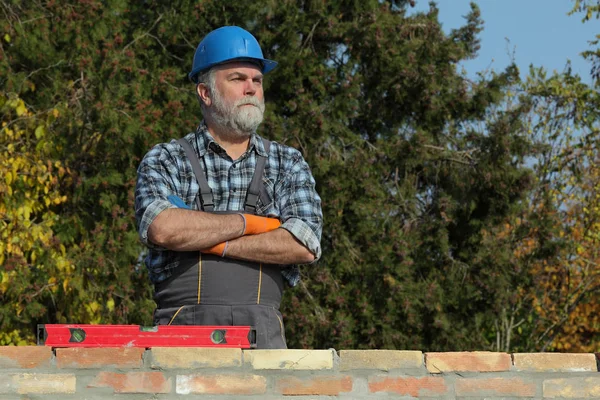 Muro Ladrillo Control Trabajador Ingeniero Usando Herramienta Nivel Personas Reales —  Fotos de Stock