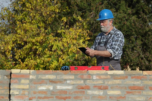 Worker Engineer Control Brick Wall Using Level Tool Tablet Real — Stock Photo, Image