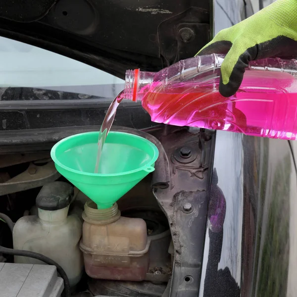 Automotivo Manutenção Automóveis Mecânico Derramando Anticongelante Fresco Para Motor — Fotografia de Stock