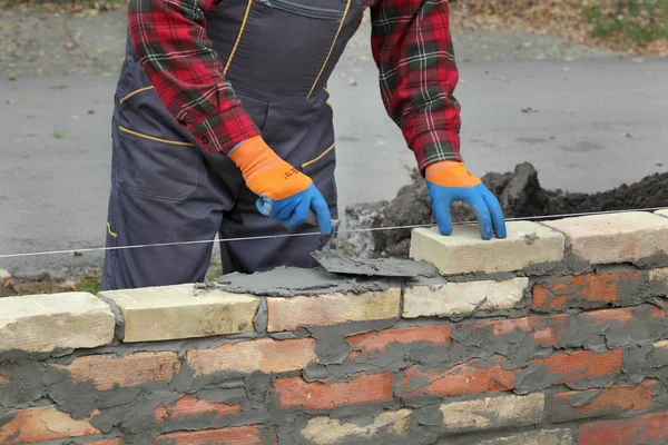 Mason Maken Van Muur Met Mortel Bakstenen Troffel Gereedschap — Stockfoto