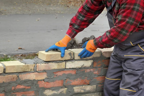 Muratore Che Muro Con Malta Mattoni Primo Piano Delle Mani — Foto Stock