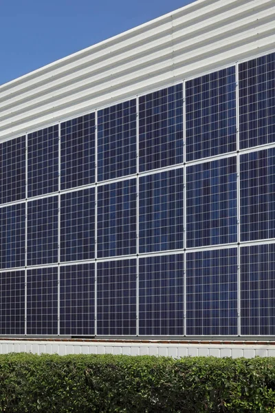 Painéis Fotovoltaicos Energia Solar Fonte Eletricidade Alternativa Montados Parede Casa — Fotografia de Stock