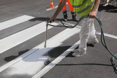 Bir Caddesi'nde yaya yaya geçidi püskürtme, onarım ve boya işçisi