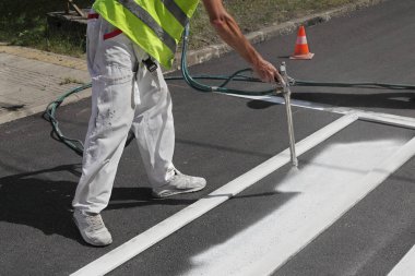 Bir Caddesi'nde yaya yaya geçidi püskürtme, onarım ve boya işçisi