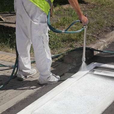 Bir Caddesi'nde yaya yaya geçidi püskürtme, onarım ve boya işçisi