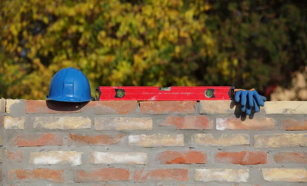 Mason Gereedschap Uitrusting Aan Muur Niveau Tool Handschoenen Helm Bouwplaats — Stockfoto