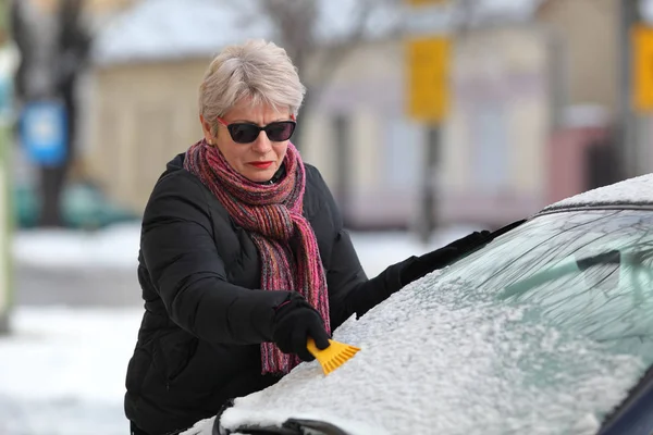 Водій Прибирає Сніг Лобового Скла Автомобіля Використанням Скребка — стокове фото