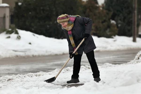 Kaukasische Vrouw Schoonmaak Sneeuw Van Het Gebruik Van Stoep Shovel — Stockfoto