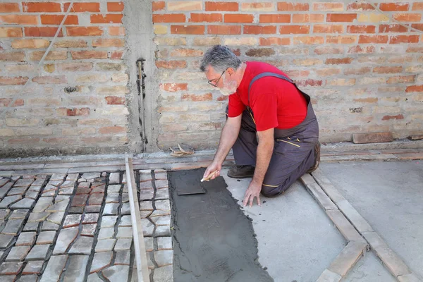 Trabajador Extendiendo Mortero Adhesivo Azulejos Usando Paleta Reciclaje Azulejos Viejos — Foto de Stock