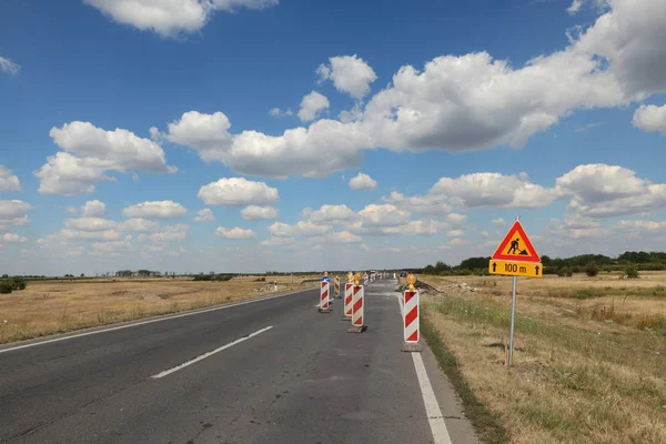 Дорожные Работы Дорожные Знаки Шоссе Дороге Реконструкции Голубым Небом Облаками — стоковое фото