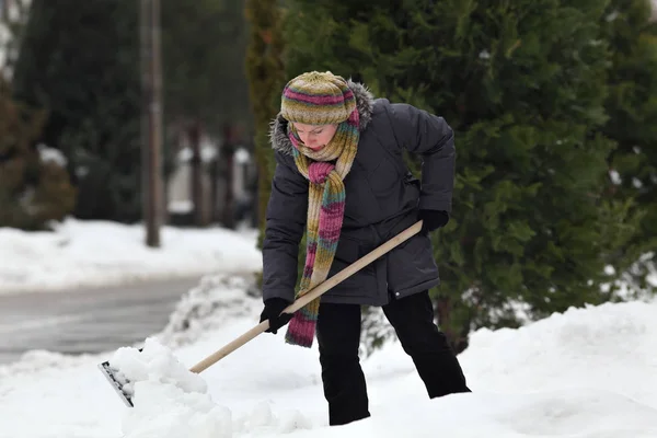 Kaukaski Kobieta Czyszczenie Odśnieżanie Chodnika Przy Użyciu Łopaty Czas Zimowy — Zdjęcie stockowe
