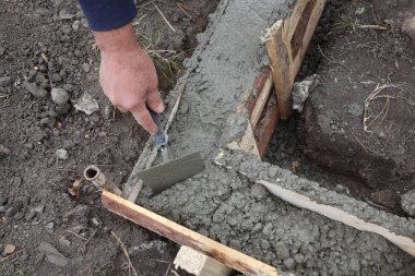 Betonda kalıp duvar Foundation Mala, gerçek emekçilerin kullanarak yayılan işçi