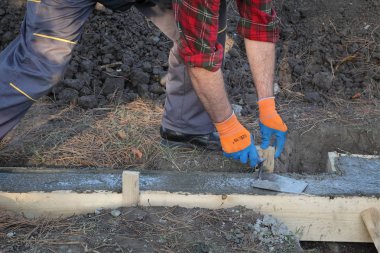 Betonda kalıp duvar Foundation Mala, gerçek emekçilerin kullanarak yayılan işçi