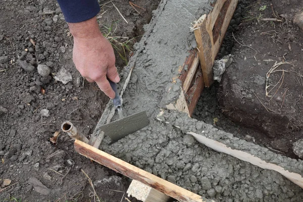 Arbeiter Spachtelt Beton Schalung Für Mauerfundament Mit Spachtel Echte Arbeiter — Stockfoto