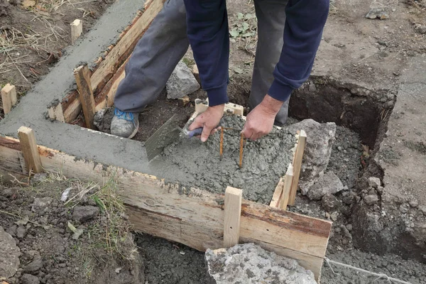 Arbeiter Spachtelt Beton Schalung Für Mauerfundament Mit Spachtel Echte Arbeiter — Stockfoto