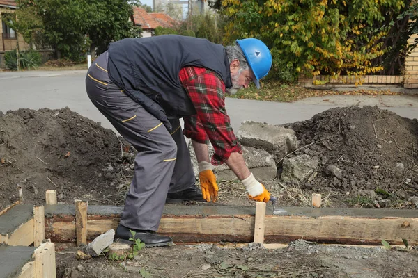 Dělník Rozprostření Betonu Bednění Pro Stěny Foundation Pomocí Stěrky Skuteční — Stock fotografie