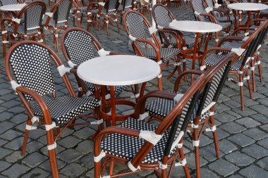 Masa ve sandalye Avrupa'da sokak Cafe