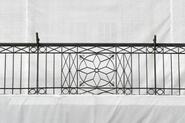 Eski imar Timisoara Romanya Avrupa'nın koruyucu tuval altında bina balkon çitte Vintage dökme demir