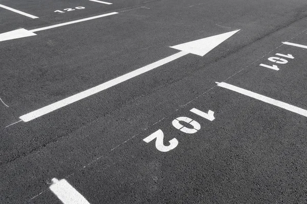 新鲜油漆停车处 灰色新沥青 白色箭头和数字 — 图库照片