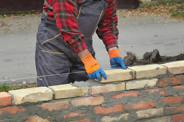 Mason Haciendo Pared Con Mortero Ladrillos Primer Plano Las Manos — Foto de Stock