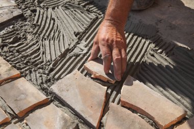Geri dönüşüm eski fayans, Teras veya yapım, parça yerleştirerek kiremit parçaları harç ve fayans yapıştırıcı, işçi el kullanarak kaldırım