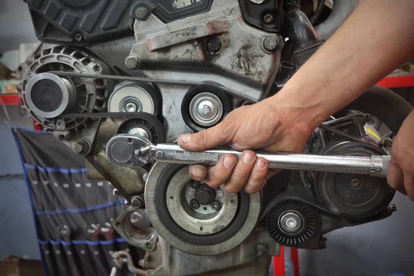 Correia Fixação Trabalhador Polias Alternador Motor Moderno Carro Fechamento Das — Fotografia de Stock