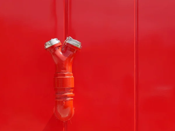 Equipo Contra Incendios Nueva Boca Incendios Roja Pared Del Edificio —  Fotos de Stock