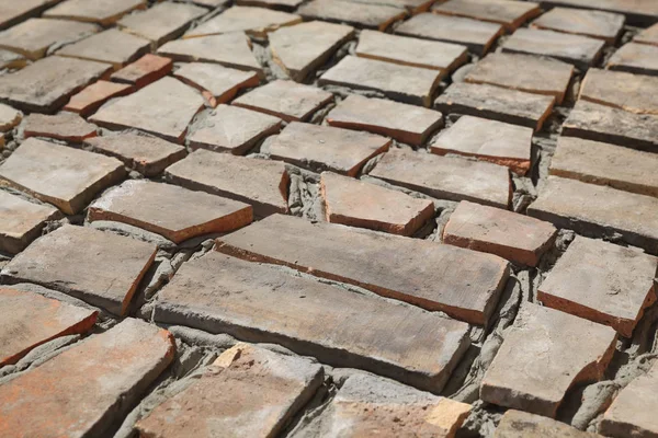 旧瓷砖回收利用瓷砖 砂浆和瓷砖胶粘剂制作露台或路面 — 图库照片
