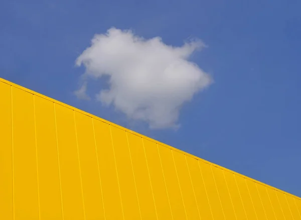 Nouvelle Construction Panneaux Métalliques Jaunes Avec Ciel Bleu Nuages Blancs — Photo