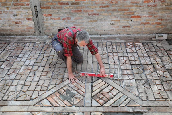 Werknemer Controle Terras Bestrating Met Niveau Gereedschap Oude Tegels Recycling — Stockfoto