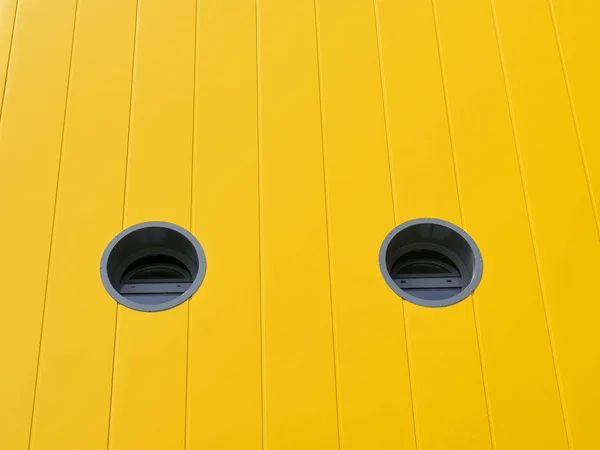 Nuevo Panel Pared Metal Amarillo Del Edificio Con Dos Ventanas —  Fotos de Stock