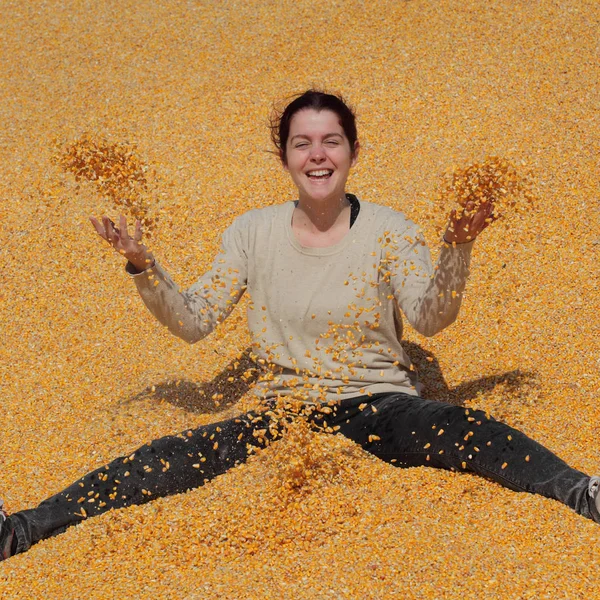 Giovane Ragazza Allegra Sorridente Seduto Mucchio Grano Raccolto Dopo Raccolto — Foto Stock