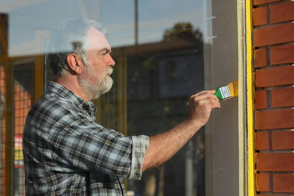 Dospělý Muž Barvy Kovové Okno Barva Žlutá Stará Okna Rekonstrukce — Stock fotografie