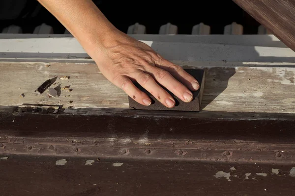 Primer Plano Mano Del Trabajador Lijado Viejo Ventana Madera Utilizando —  Fotos de Stock