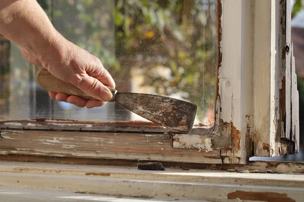 オイル窓グレージング ナイフ ツール 古いを使用してウィンドウの復元を削除する労働者 — ストック写真