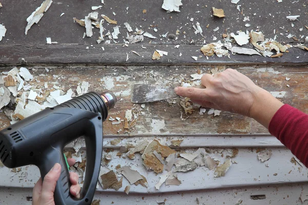 Реставрация Винтажных Окон Рабочий Помощью Шпатлевочного Ножа Электрического Теплового Пистолета — стоковое фото