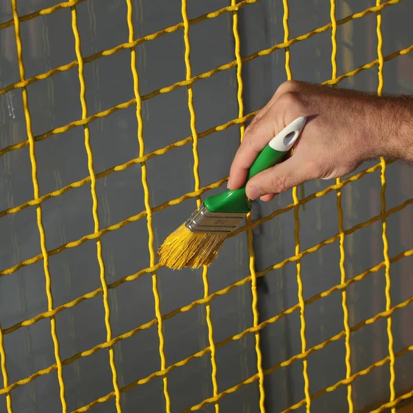 Primer Plano Los Trabajadores Pintando Mano Malla Ventana Seguridad Metal — Foto de Stock