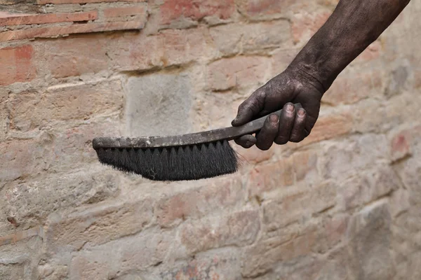 Närbild Skorstenen Sopmaskin Handen Håller Borsten Smutsiga Röding — Stockfoto