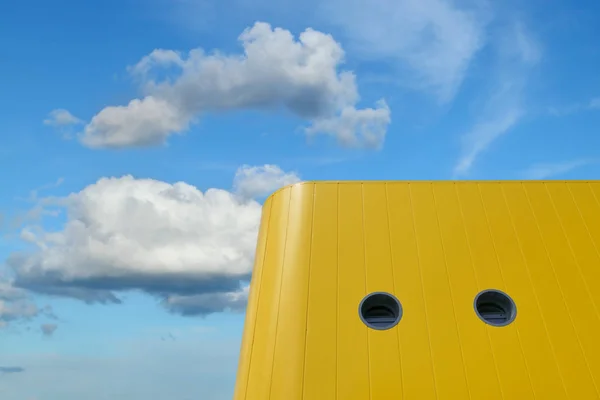 Nouveau Panneau Métallique Jaune Mur Bâtiment Avec Deux Fenêtres Rondes — Photo