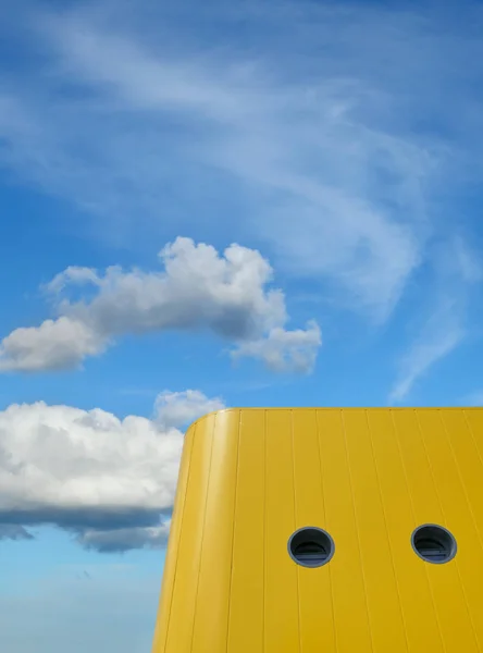 Nova Construção Painel Metal Amarelo Parede Edifício Com Duas Janelas — Fotografia de Stock